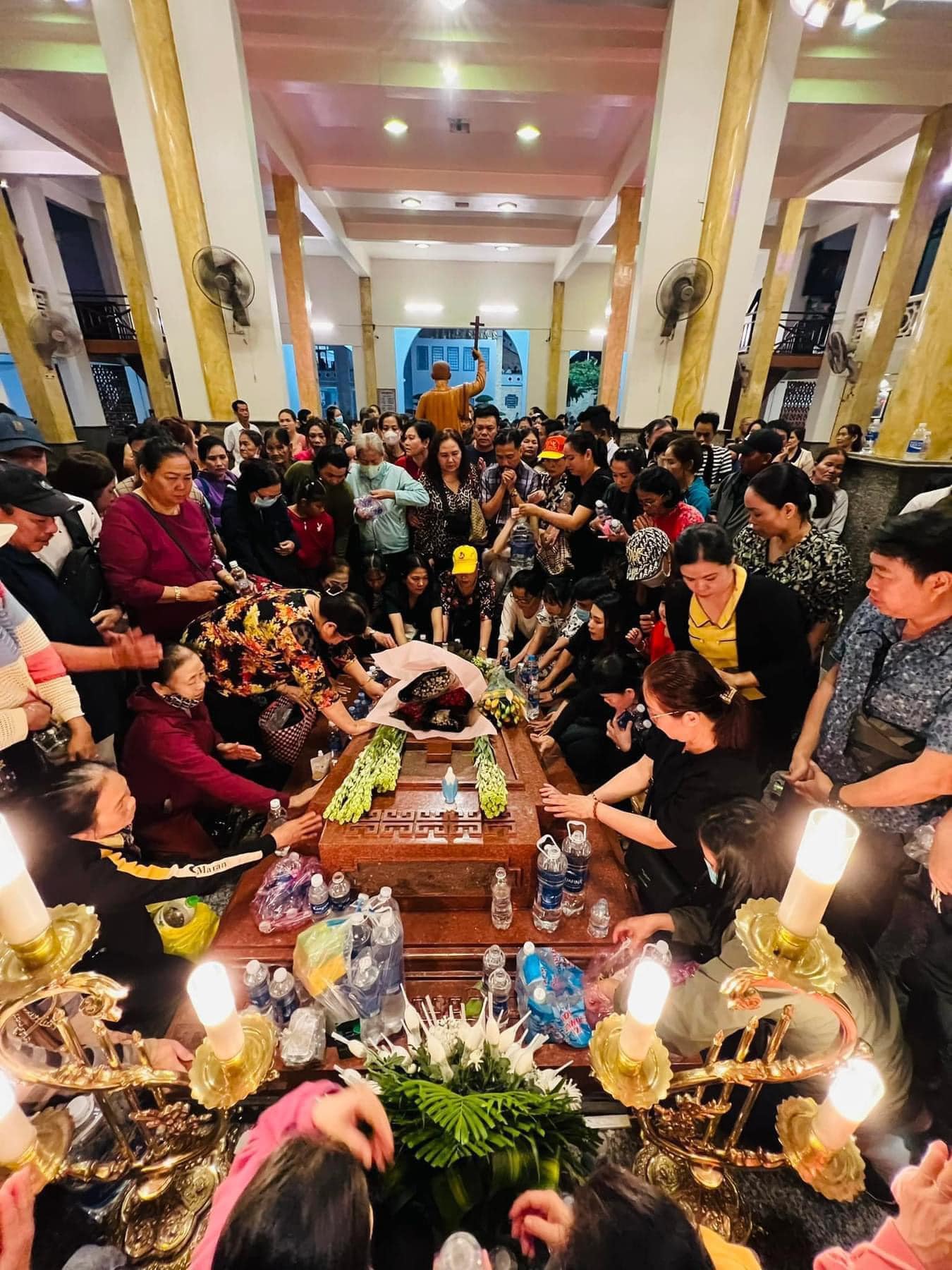 Du khách viếng mộ Cha Diệp 